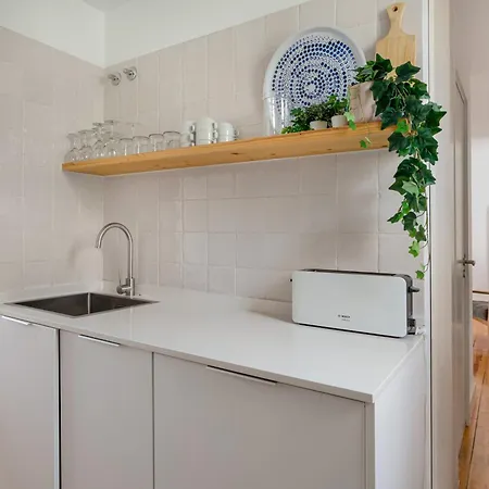 Joivy Riverside Bohemian Maisonette Apartment Lisbon
